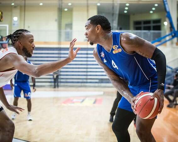 מיצ'ל עושה הגנה. הפסד חמישי ברציפות לעולה החדשה // צילום: עודד קרני